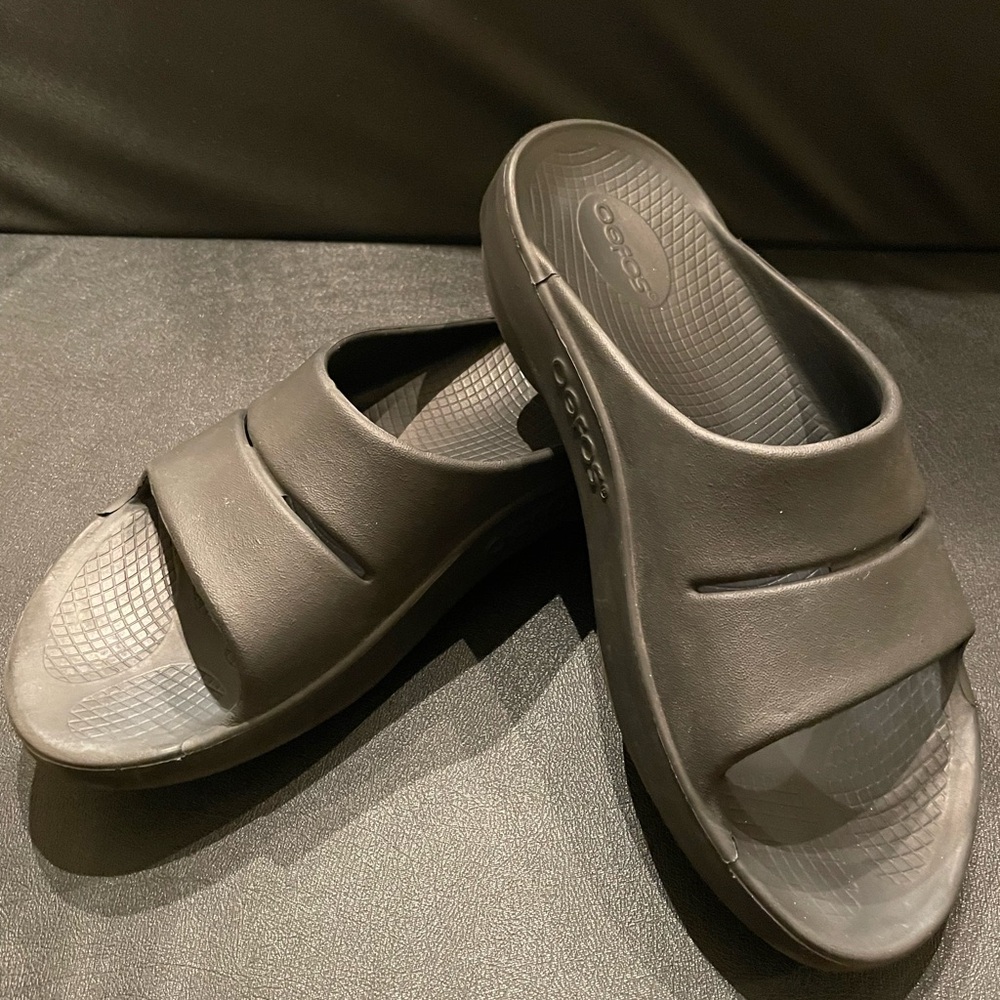 Oofos Ooah Slide Sandal Unisex | Black | M7 | W8